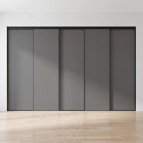 Grijze schuifdeurwand op maat met 5 deuren en zwart profiel