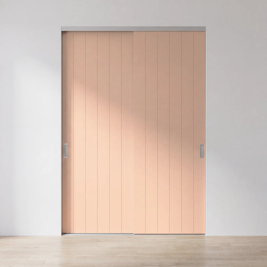 Koraalroze paneel schuifdeur op maat, verticaal gelijnd, met 2 deuren en aluminium profiel