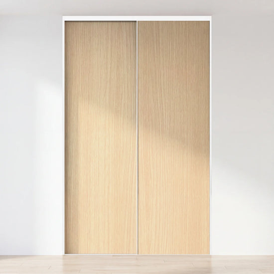 Licht eiken schuifdeurwand op maat met 2 deuren en wit profiel