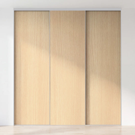 Licht eiken schuifdeurwand op maat met 3 deuren en aluminium profiel