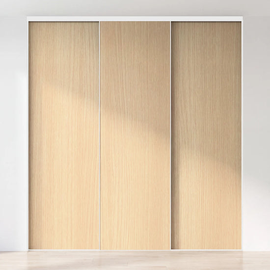 Licht eiken schuifdeurwand op maat met 3 deuren en wit profiel