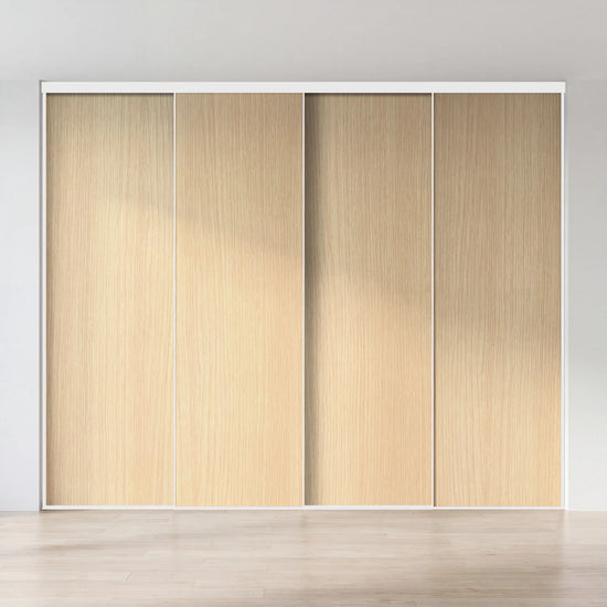 Licht eiken schuifdeurwand op maat met 4 deuren en wit profiel