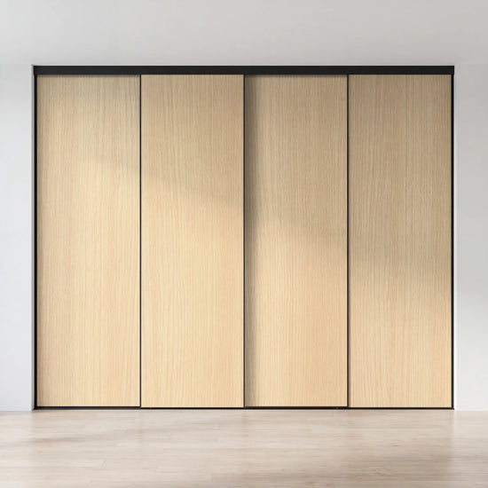 Licht eiken schuifdeurwand op maat met 4 deuren en zwart profiel
