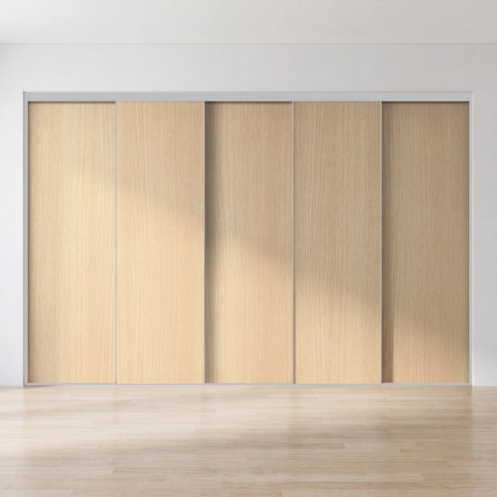 Licht eiken schuifdeurwand op maat met 5 deuren en aluminium profiel