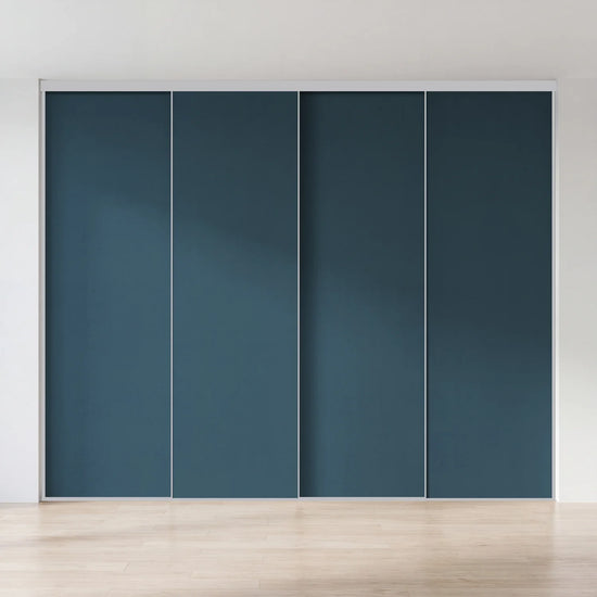 Nachtblauwe schuifdeurwand op maat met 4 deuren en aluminium profiel