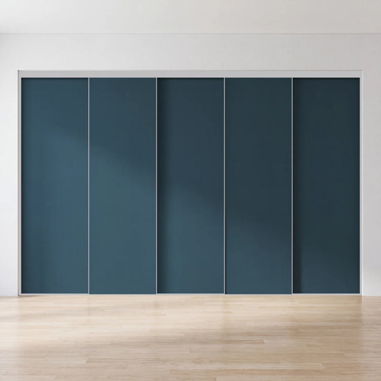 Nachtblauwe schuifdeurwand op maat met 5 deuren en aluminium profiel