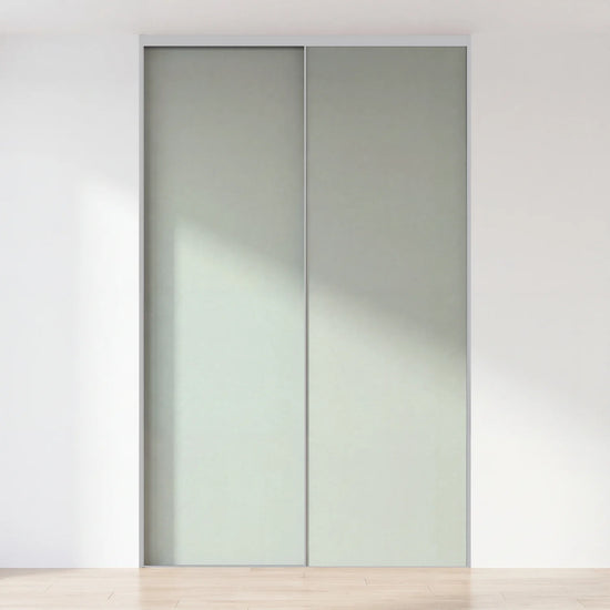 Nevelgrijze schuifdeurwand op maat met 2 deuren en aluminium profiel