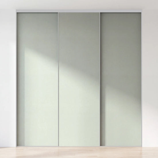 Nevelgrijze schuifdeurwand op maat met 3 deuren en aluminium profiel