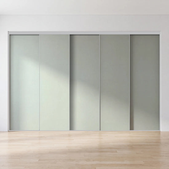 Nevelgrijze schuifdeurwand op maat met 5 deuren en aluminium profiel