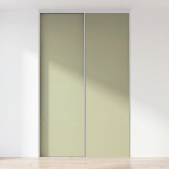 Olijfgroene schuifdeurwand op maat met 2 deuren en aluminium profiel