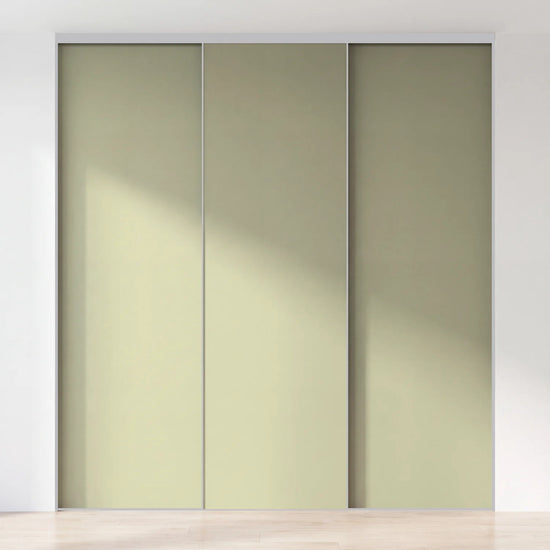 Olijfgroene schuifdeurwand op maat met 3 deuren en aluminium profiel