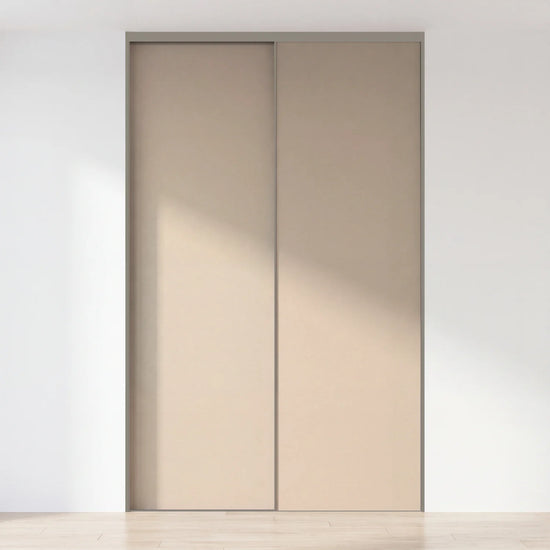 Taupe schuifdeurwand op maat met 2 deuren en kwartsgrijs profiel