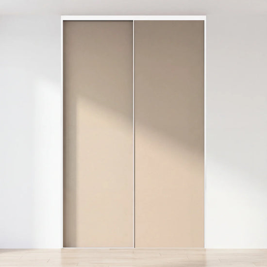 Taupe schuifdeurwand op maat met 2 deuren en wit profiel