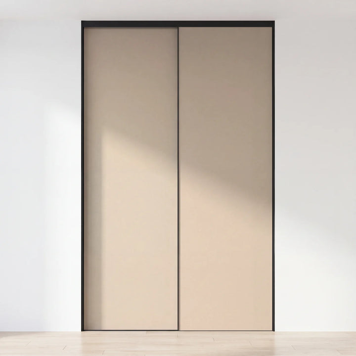 Taupe schuifdeurwand op maat met 2 deuren en zwart profiel
