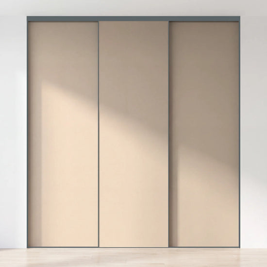 Taupe schuifdeurwand op maat met 3 deuren en antraciet profiel