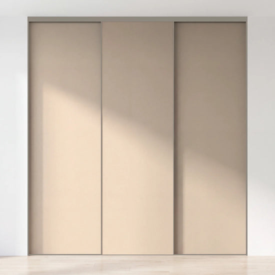 Taupe schuifdeurwand op maat met 3 deuren en kwartsgrijs profiel