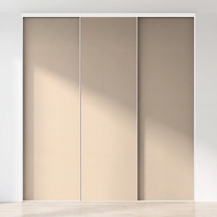 Taupe schuifdeurwand op maat met 3 deuren en wit profiel