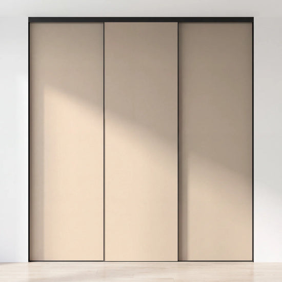Taupe schuifdeurwand op maat met 3 deuren en zwart profiel