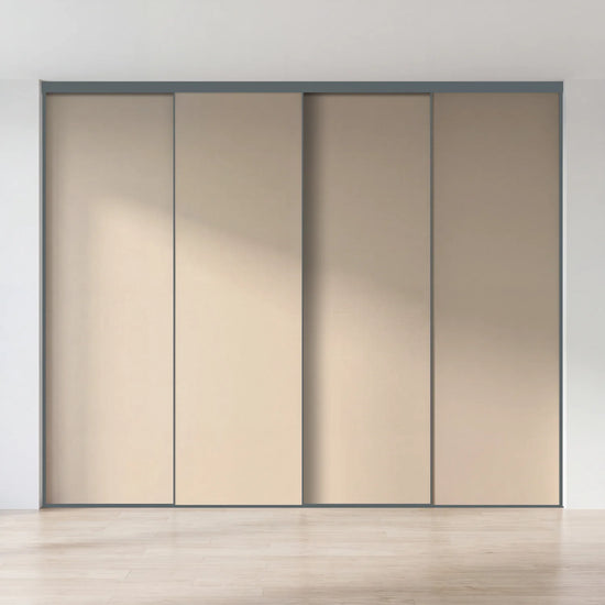 Taupe schuifdeurwand op maat met 4 deuren en antraciet profiel