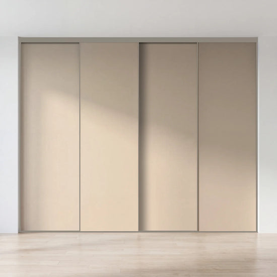 Taupe schuifdeurwand op maat met 4 deuren en kwartsgrijs profiel