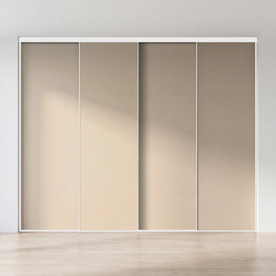 Taupe schuifdeurwand op maat met 4 deuren en wit profiel