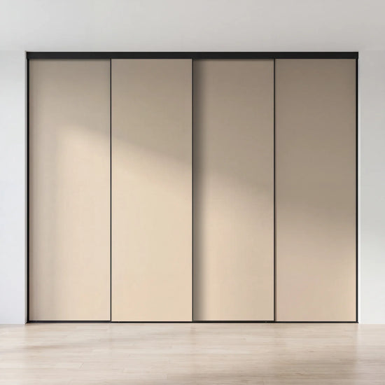 Taupe schuifdeurwand op maat met 4 deuren en zwart profiel