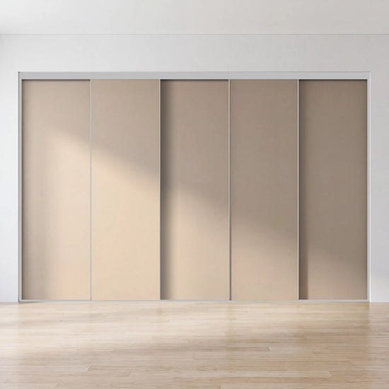 Taupe schuifdeurwand op maat met 5 deuren en aluminium profiel