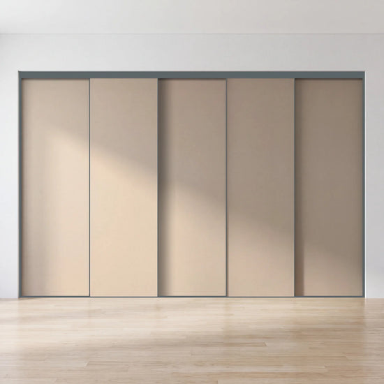 Taupe schuifdeurwand op maat met 5 deuren en antraciet profiel