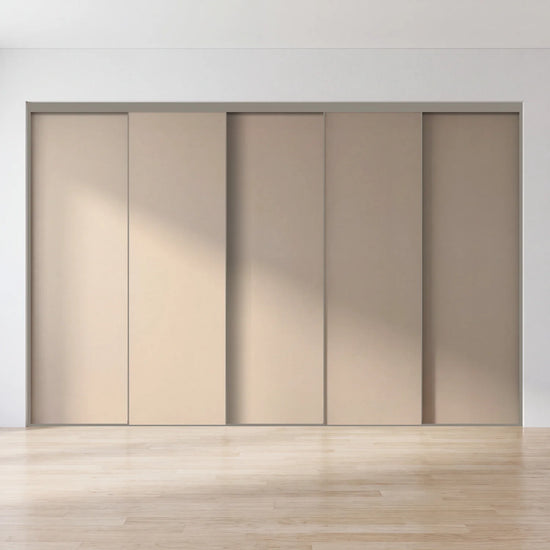 Taupe schuifdeurwand op maat met 5 deuren en kwartsgrijs profiel