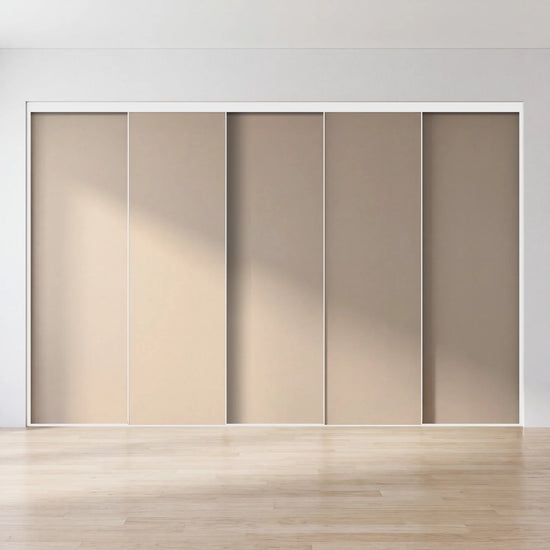Taupe schuifdeurwand op maat met 5 deuren en wit profiel
