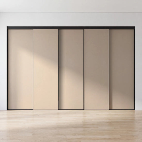 Taupe schuifdeurwand op maat met 5 deuren en zwart profiel