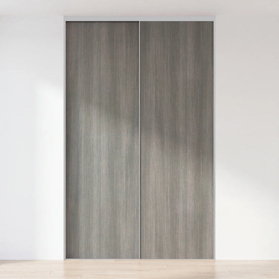 Vergrijsd eiken schuifdeurwand op maat met 2 deuren en aluminium profiel