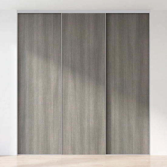 Vergrijsd eiken schuifdeurwand op maat met 3 deuren en aluminium profiel