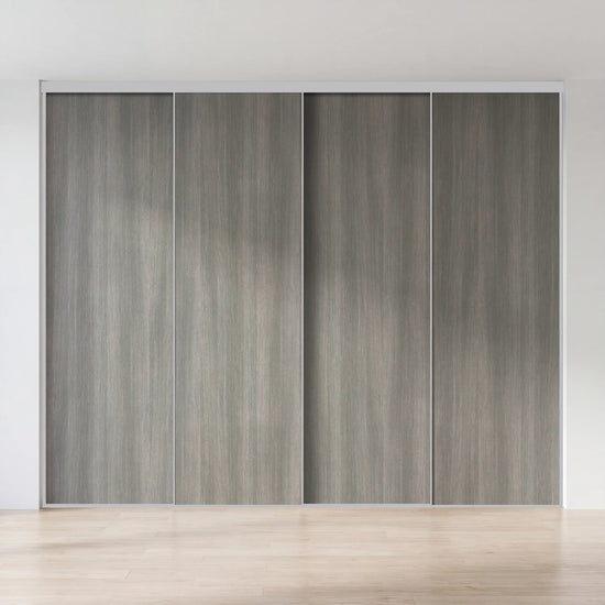 Vergrijsd eiken schuifdeurwand op maat met 4 deuren en aluminium profiel