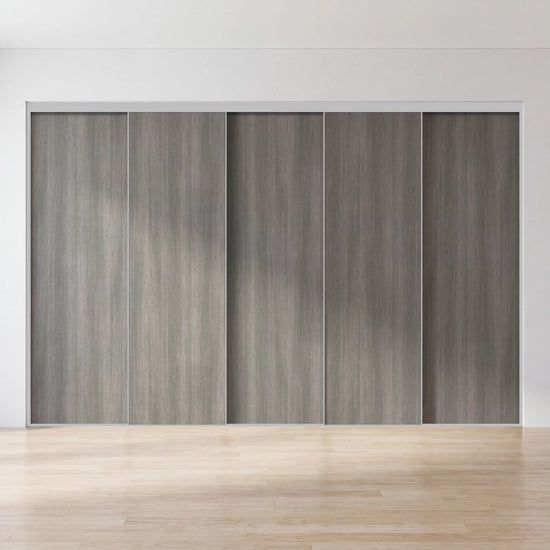 Vergrijsd eiken schuifdeurwand op maat met 5 deuren en aluminium profiel