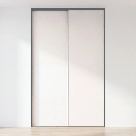 Witte schuifdeurwand op maat met 2 deuren en antraciet profiel