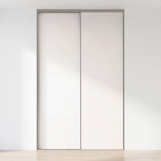 Witte schuifdeurwand op maat met 2 deuren en kwartsgrijs profiel
