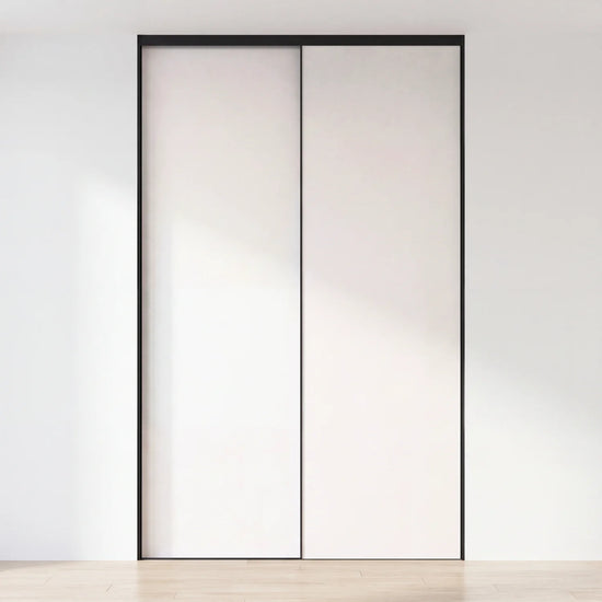 Witte schuifdeurwand op maat met 2 deuren en zwart profiel