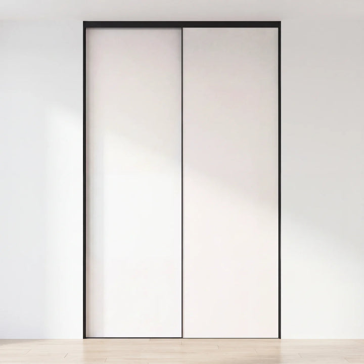 Witte schuifdeurwand op maat met 2 deuren en zwart profiel