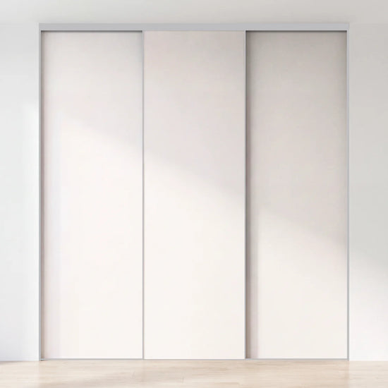 Witte schuifdeurwand op maat met 3 deuren en aluminium profiel
