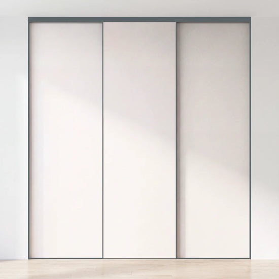 Witte schuifdeurwand op maat met 3 deuren en antraciet profiel