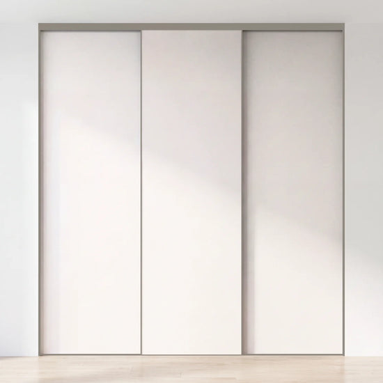 Witte schuifdeurwand op maat met 3 deuren en kwartsgrijs profiel