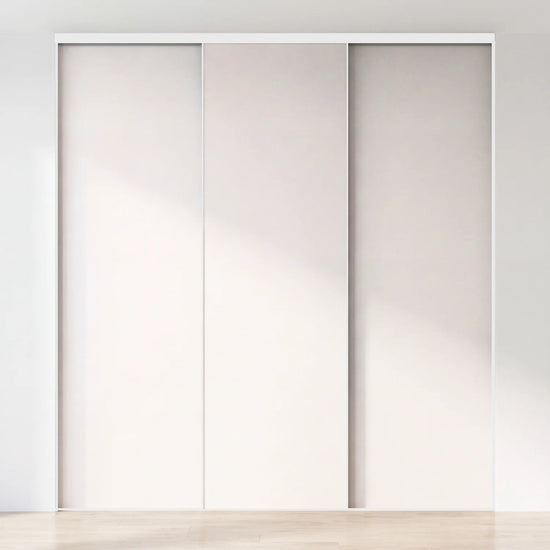Witte schuifdeurwand op maat met 3 deuren en wit profiel