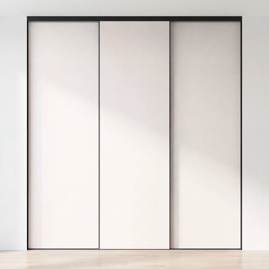 Witte schuifdeurwand op maat met 3 deuren en zwart profiel