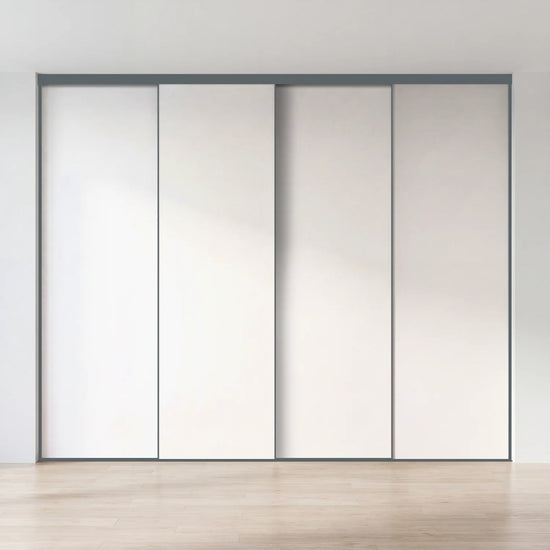 Witte schuifdeurwand op maat met 4 deuren en antraciet profiel