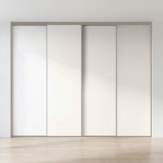 Witte schuifdeurwand op maat met 4 deuren en kwartsgrijs profiel