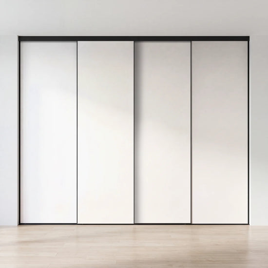 Witte schuifdeurwand op maat met 4 deuren en zwart profiel