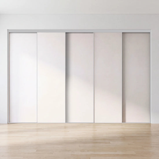 Witte schuifdeurwand op maat met 5 deuren en aluminium profiel