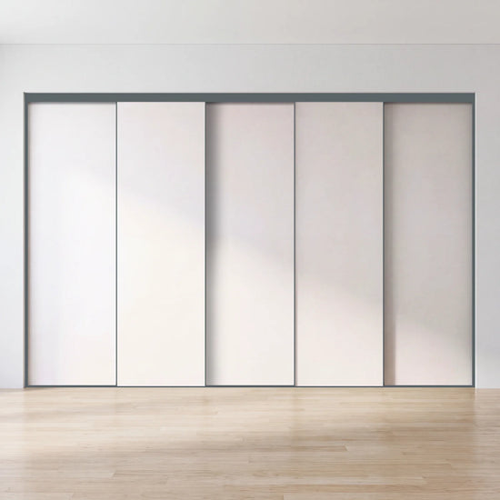 Witte schuifdeurwand op maat met 5 deuren en antraciet profiel