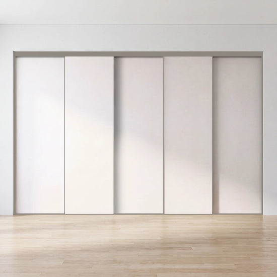 Witte schuifdeurwand op maat met 5 deuren en kwartsgrijs profiel